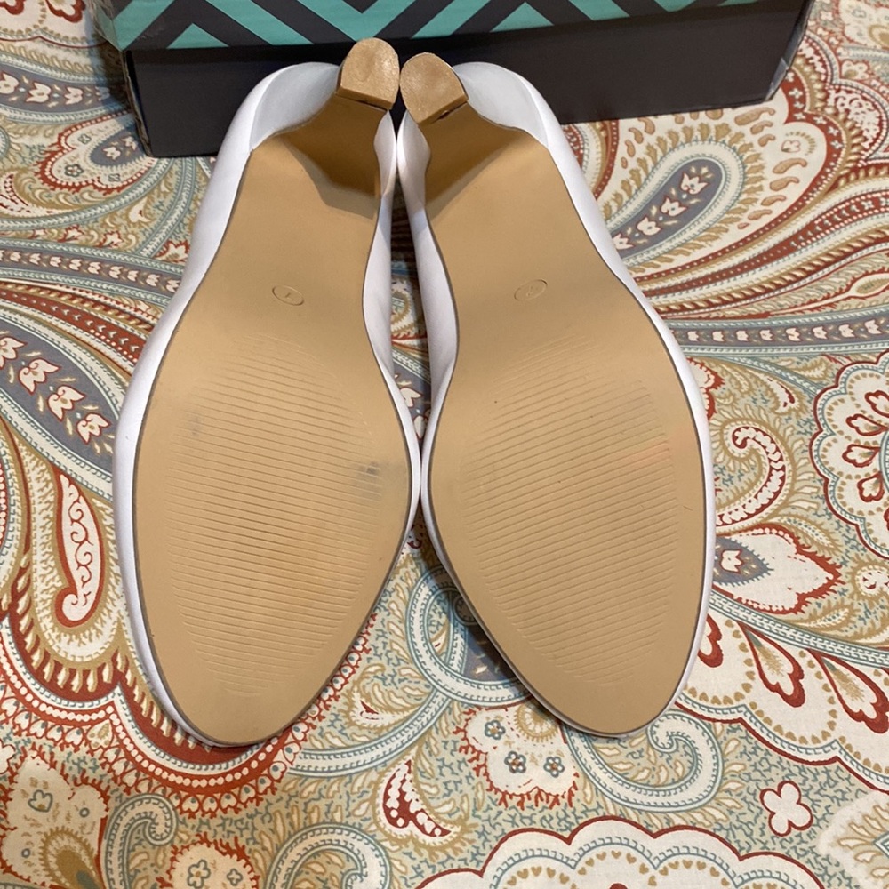 Trary White Round Toe High Heel Pumps - Picture 3 of 9